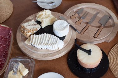 Ev ödevi sağlıklı kahvaltı. Diyet yemekleri. Çocuklar için kahvaltı. İyi döşenmiş ahşap masa.