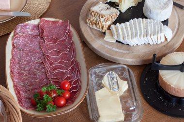 Ev ödevi sağlıklı kahvaltı. Diyet yemekleri. Çocuklar için kahvaltı. İyi döşenmiş ahşap masa.