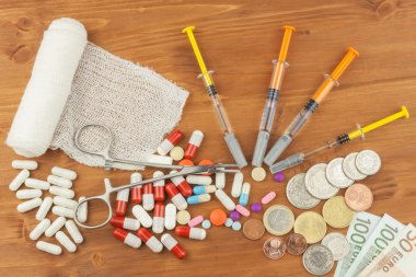 Pahalı tedavi için para. İsviçre Frangı ve euro uyuşturucu. Uyuşturucu satmak. Pahalı sağlık. Modern tıp. Kanser tedavisi.