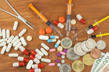 Pahalı tedavi için para. İsviçre Frangı ve euro uyuşturucu. Uyuşturucu satmak. Pahalı sağlık. Modern tıp. Kanser tedavisi.