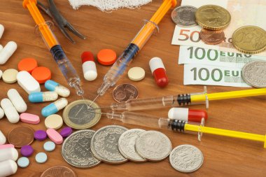 Pahalı tedavi için para. İsviçre Frangı ve euro uyuşturucu. Uyuşturucu satmak. Pahalı sağlık. Modern tıp. Kanser tedavisi.