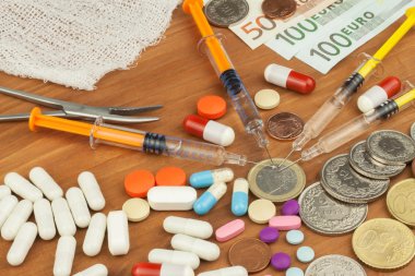 Pahalı tedavi için para. İsviçre Frangı ve euro uyuşturucu. Uyuşturucu satmak. Pahalı sağlık. Modern tıp. Kanser tedavisi.