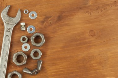 Cıvata ve somun ahşap arka plan üzerinde. Montaj somun anahtarı. Arka plan işleme aletleri ile. Atölye tertibatları. Alıcılar tamirci.