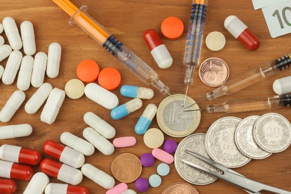 Pahalı tedavi için para. İsviçre Frangı ve euro uyuşturucu. Uyuşturucu satmak. Pahalı sağlık. Modern tıp. Kanser tedavisi. — Stok fotoğraf