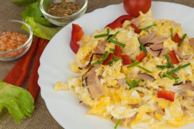 Pastırma ve sebze ile taze pişmiş yumurta. Aile içi yumurta kahvaltı için. Kahvaltı sporcular. Yumurta hazırlanıyor. Protein diyeti. Yumurta ürünleri farklı türde.