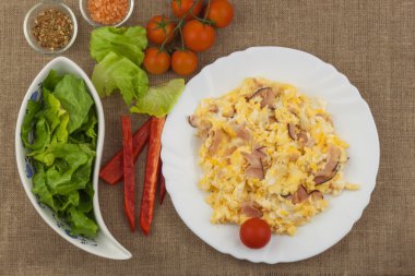 Pastırma ve sebze ile taze pişmiş yumurta. Aile içi yumurta kahvaltı için. Kahvaltı sporcular. Yumurta hazırlanıyor. Protein diyeti. Yumurta ürünleri farklı türde.