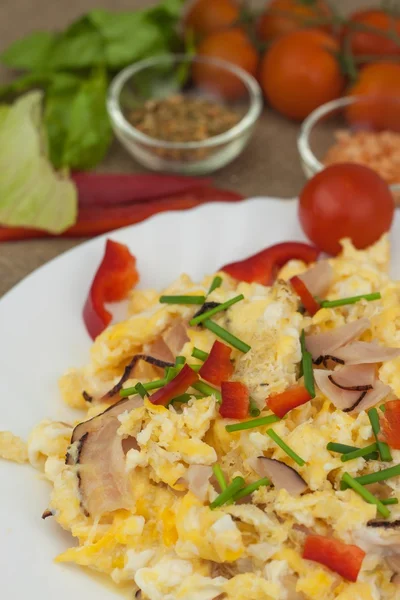 Uova strapazzate fresche con pancetta e verdure. Uova domestiche per colazione. Atleti della colazione. Preparo le uova. Dieta proteica. Uova in diversi tipi di preparazioni . — Foto Stock