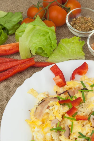 Pastırma ve sebze ile taze pişmiş yumurta. Aile içi yumurta kahvaltı için. Kahvaltı sporcular. Yumurta hazırlanıyor. Protein diyeti. Yumurta ürünleri farklı türde.