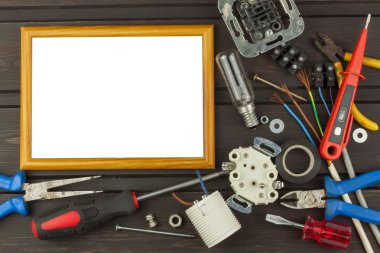 Çalışma tezgahındaki dağınıklık. Aletler, elektronik tamircisi. Ev aletlerinin onarımı. Elektronik parçaların satışı. Askerlere reklam.