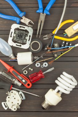 Çalışma tezgahındaki dağınıklık. Aletler, elektronik tamircisi. Ev aletlerinin onarımı. Elektronik parçaların satışı. Askerlere reklam.