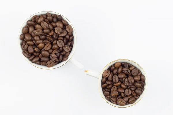 Свежеобжаренные кофейные зерна, упакованные в чашку. Мы любим крепкий кофе. Продажа свежего кофе. Реклама в кафе . — стоковое фото