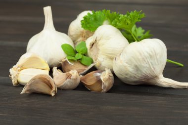 Superfood sarımsak. Yerli ekimi sarımsak. Kan basıncı ve grip için geleneksel doğal tedavi. Sarımsak mutfak masasının üzerinde. sarımsak ampuller