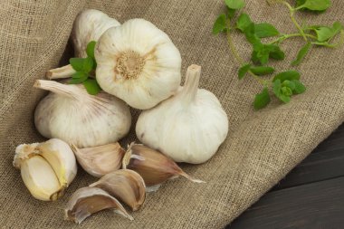 Superfood sarımsak. Yerli ekimi sarımsak. Kan basıncı ve grip için geleneksel doğal tedavi. Sarımsak mutfak masasının üzerinde. sarımsak ampuller