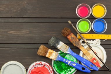 Fırçalar ve boya ahşap bir masa üzerinde. Ressam araçları. Atölye ressam. Resim ihtiyacı var. Satış resim ihtiyaçları. Tezgah üzerinde karmakarışık. Renk satışı. Resim reklam.