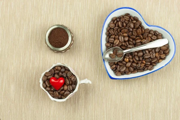 Roasted coffee beans on the kitchen table. Fresh coffee. Preparation of hot coffee. Refreshing drink. Sales of coffee beans. Advertising for coffee shop. We love fresh coffee. — Stock Photo, Image