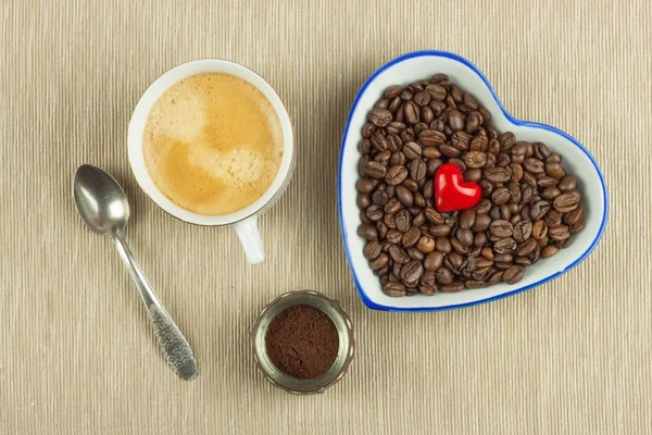 Gebrande koffiebonen op de keukentafel. Verse koffie. Bereiding van warme koffie. Verfrissend drankje. Verkoop van koffiebonen. Reclame voor de winkel van de koffie. Wij houden van verse koffie. — Stockfoto