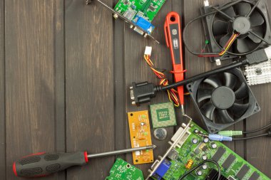 Tablo elektronik tamircisi. Ev bilgisayarı onarım. Masaüstü dağınıklığı elektronik tamircisi. Birden çok bilgisayar geri dönüşüm. Elektronik parça satışı.