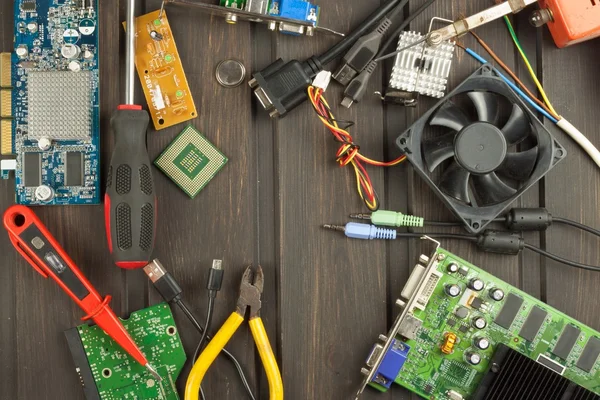 Reparador de electrónica de mesa. Reparação de computadores domésticos. Desktop desordem eletrônica reparador. Reciclagem de múltiplos computadores. Vendas de peças eletrônicas . — Fotografia de Stock