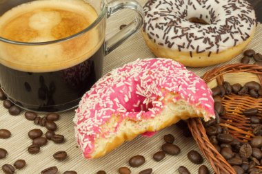 Taze sıcak kahve ve taze çörek. Kahve ile geleneksel tatlılar. Kalori abur cubur. Taze sağlıksız Kahvaltı.