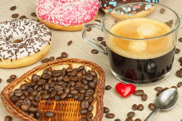 Świeżej gorącej kawy i świeże pączki. Tradycyjne słodycze z kawy. Kalorii żywności wiadomości-śmieci. Świeże śniadanie niezdrowe. — Zdjęcie stockowe