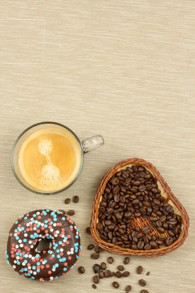Свежий горячий кофе и свежие пончики. Традиционные сладости с кофе. Калорийная вредная пища. Свежий нездоровый завтрак . — стоковое фото