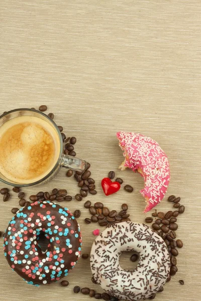 Свіжа гаряча кава та свіжі пончики. Традиційні цукерки з кавою. Калорійність нездорової їжі. Свіжий нездоровий сніданок . — стокове фото