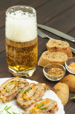 Kıyılmış et, peynir rulo ve mayonez ile pişmiş rulo. Ev ödevi içecekler partide.