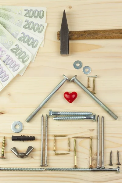 Hipoteca para construir una casa para la familia. Dinero real para construir una casa. El dinero del préstamo para la vivienda. Construcción de una casa nueva. Planes para el edificio. Necesidades para los constructores . —  Fotos de Stock