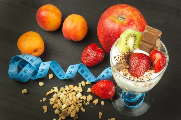 Gafas con yogurt y muesli. Suplementos dietéticos saludables para los atletas. Cheerios para el desayuno. Muesli y fruta. La dieta para bajar de peso. Muesli para comer. Dulce muesli. Muesli con yogur . —  Fotos de Stock