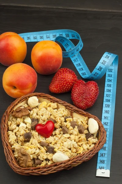 Suplementos dietéticos saudáveis para atletas. Cheerios ao pequeno-almoço. Muesli e fruta. A dieta para perda de peso. Muesli para comer. Doce muesli. venda muesli. Loja com uma dieta saudável . — Fotografia de Stock