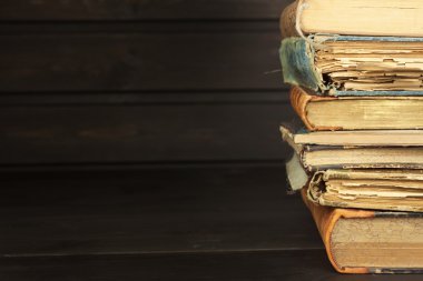 Rafa dizilmiş eski kitapların önü. Başlığı ve yazarı olmayan kitaplar. Üniversite kütüphanesindeki eski kitaplar. İncelenecek kitaplar. Üniversitedeki sınava hazırlık..