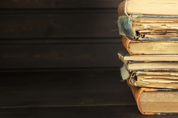 Vista frontal de livros antigos empilhados em uma prateleira. Livros sem título e autor. Livros antigos na biblioteca da universidade. Livros para estudar. Preparação para o exame na faculdade . — Fotografia de Stock