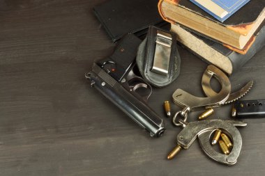 Polis silahını ve rozetini. Kanun ve düzen savunmak için silah. Bir silah sahibi hakkını. Savunma hukuk. Ombudsman. Suç ve ceza.