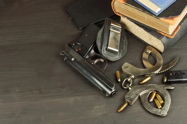 Pistola de policía y placa. Armas para defender la ley y el orden. El derecho a poseer un arma. Ley de Defensa. Defensores del Pueblo. Crimen y castigo . —  Fotos de Stock