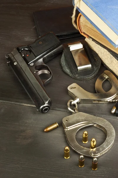 Pistola de policía y placa. Armas para defender la ley y el orden. El derecho a poseer un arma. Ley de Defensa. Defensores del Pueblo. Crimen y castigo . —  Fotos de Stock