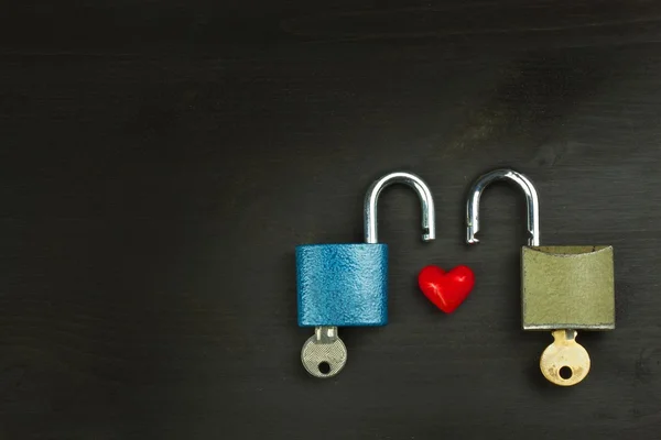 Symbol of love and happiness. Lock and heart. Key to the heart. Locked love. Family security. Romantic love. — Stock Photo, Image