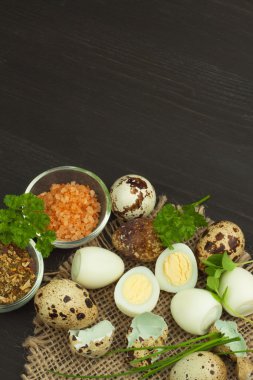 Sağlık ve beslenme Bıldırcın yumurta mutfak masasının üstünde. Taze yumurta bıldırcın masanın üzerinde. Bıldırcın yumurta yemeye hazır. Yumurta ile ticaret üzerinde reklam.