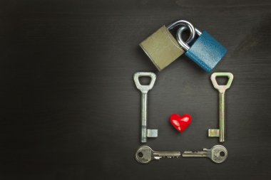 Kilitler ve ahşap bir masa tuşlar. Yeni sembol sevgi ve mutluluk. Kilit ve kalp. Kalp anahtarıdır. Kilitli aşk. Ruhların uyum.