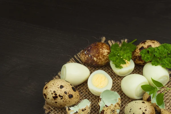 健康与饮食鹌鹑蛋在厨房的桌子上。鹌鹑在桌子上一些新鲜的鸡蛋。鹌鹑蛋准备吃。广告交易与鸡蛋. — 图库照片