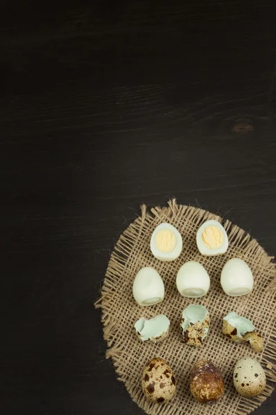 Health & Diet quail eggs on the kitchen table. Some fresh eggs of quail on the table. Quail eggs ready to eat. Advertising on trading with eggs. — Stock Photo, Image