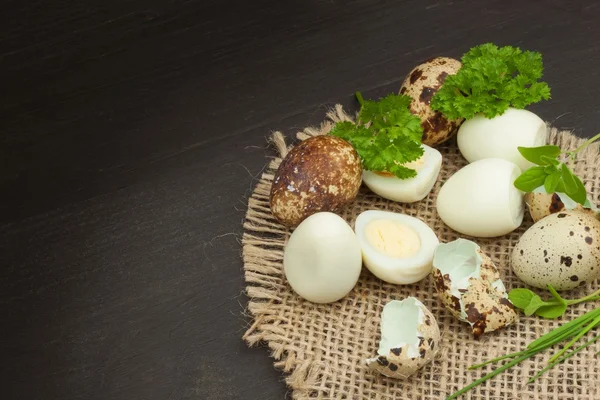 健康与饮食鹌鹑蛋在厨房的桌子上。鹌鹑在桌子上一些新鲜的鸡蛋。鹌鹑蛋准备吃。广告交易与鸡蛋. — 图库照片