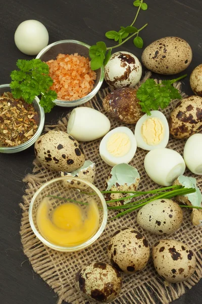 Saúde & Dieta ovos de codorna na mesa da cozinha. Uns ovos frescos de codorniz na mesa. Ovos de codorniz prontos para comer. Publicidade sobre o comércio de ovos . — Fotografia de Stock