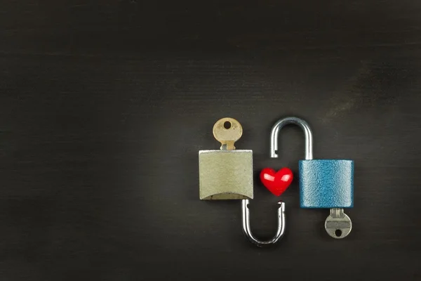 Locks and keys on a wooden table. New Symbol of love and happiness. Lock and heart. Key to the heart. Locked love. Harmony of souls. — Stock Photo, Image
