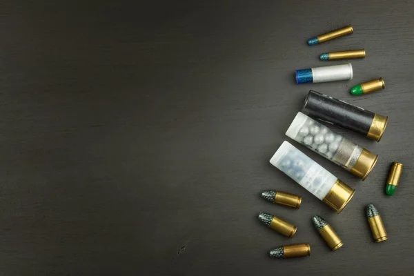 Nuevos proyectiles de escopeta, varios tipos y calibre, aislados sobre fondo blanco. Venta de municiones deportivas. Publicidad para la venta de municiones . — Foto de Stock