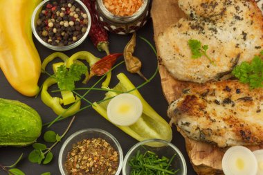 Baharatlar ve sebze ızgara tavuk biftek. Diyet gıda sporcular için. Sağlıklı bir diyet yemek. Kızarmış tavuk. Biftek ızgara için hazır.