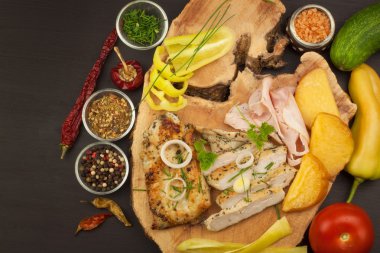 Baharatlar ve sebze ızgara tavuk biftek. Diyet gıda sporcular için. Sağlıklı bir diyet yemek. Kızarmış tavuk. Biftek ızgara için hazır.