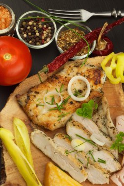 Baharatlar ve sebze ızgara tavuk biftek. Diyet gıda sporcular için. Sağlıklı bir diyet yemek. Kızarmış tavuk. Biftek ızgara için hazır.