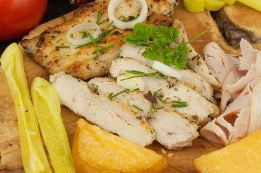 Baharatlar ve sebze ızgara tavuk biftek. Diyet gıda sporcular için. Sağlıklı bir diyet yemek. Kızarmış tavuk. Biftek ızgara için hazır.