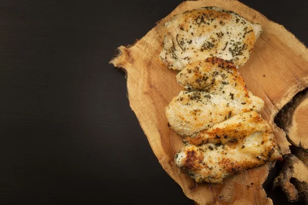 Bistecca di pollo alla griglia. Alimenti dietetici per atleti. Pasti di dieta sana. Pollo fritto. Bistecca pronta per la griglia . — Foto Stock