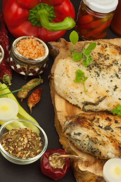 Bistecca di pollo alla griglia con spezie e verdure. Alimenti dietetici per atleti. Pasti di dieta sana. Pollo fritto. Bistecca pronta per la griglia . — Foto Stock